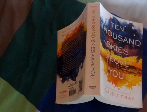 Review : Ten Thousand Skies Above You, Claudia Gray